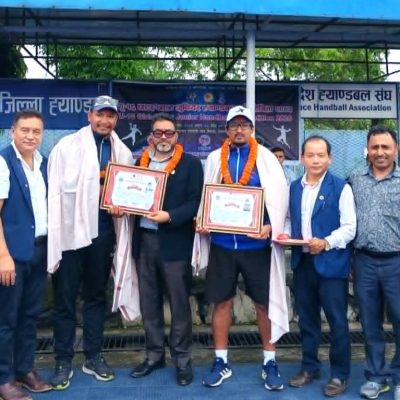 यू १६ छात्र र छात्रा जुनियर ह्यान्डबलमा गुरुकुल र गण्डकी बोर्डिङ च्याम्पियन जुनियर प्रशिक्षकद्वय बस्नेत र श्रेष्ठ सम्मानित